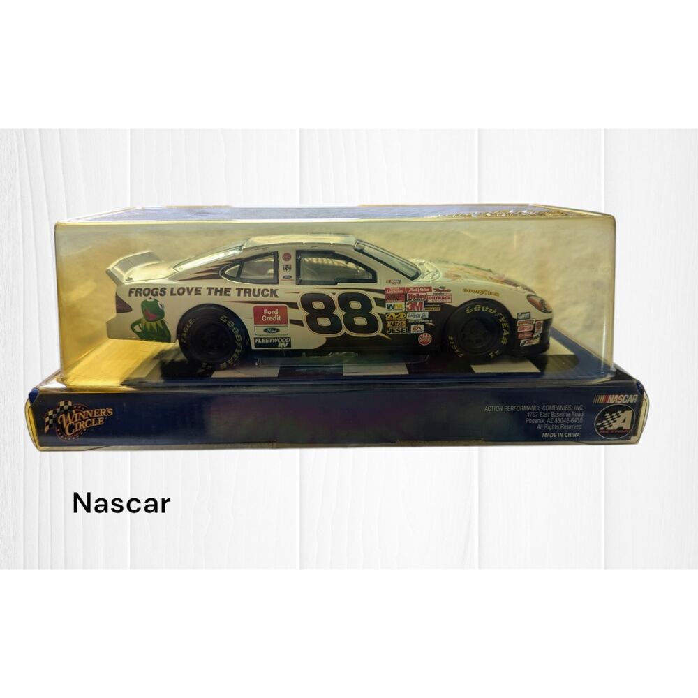 2002 Dale Jarrett #88 The Muppets Ford Taurus NASCAR 1:24 Diecast Car